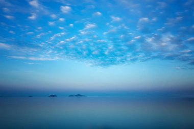 Sunrise mavi okyanus yatay, adalar ve yansımalar