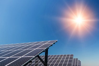 Güneş paneli, fotovoltaik, alternatif elektrik kaynağı - seçici odak, kopyalama alanı