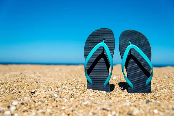 Klapki na piasku - koncepcja na letnie wakacje, Podróże i wypoczynek — Zdjęcie stockowe