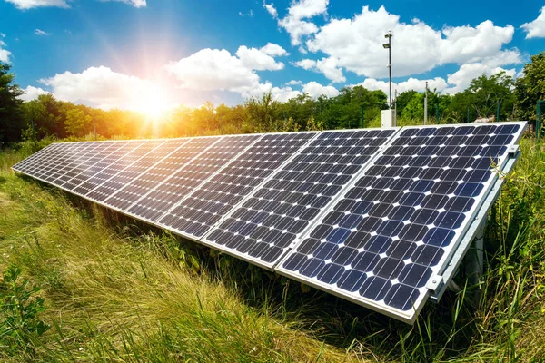 Paneles solares, fotovoltaicos - fuente de electricidad alternativa —  Fotos de Stock