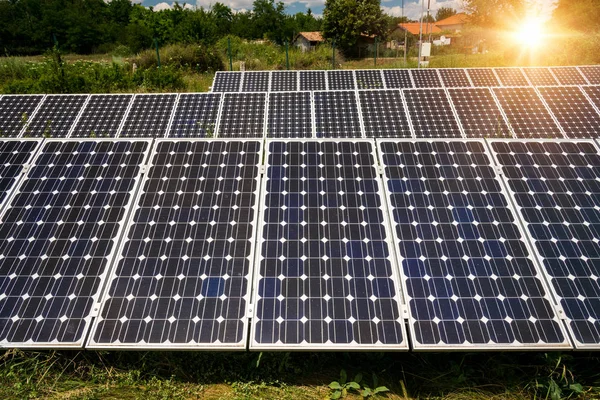 Pannelli solari, fotovoltaico - fonte di energia elettrica alternativa — Foto Stock