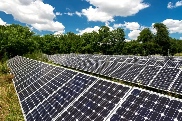 Zonnepanelen, fotovoltaïsch - alternatieve elektriciteitsbron — Stockfoto