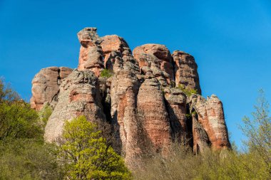 Belogradchik (Bulgaristan) - kayalar kırmızı renk kaya parçası Unesco Dünya Mirası Heykel Sergisi 