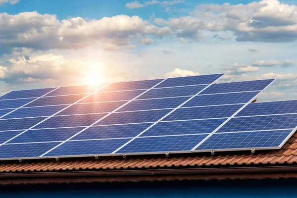 Solarmodul auf rotem Dach — Stockfoto