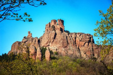 Belogradchik (Bulgaristan) - kayalar kırmızı renk kaya parçası Unesco Dünya Mirası Heykel Sergisi 