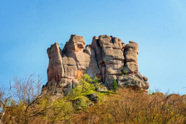 Belogradchik (Bulgaristan) - kayalar kırmızı renk kaya parçası Unesco Dünya Mirası Heykel Sergisi 