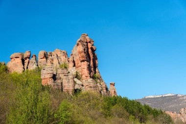 Belogradchik (Bulgaristan) - kayalar kırmızı renk kaya parçası Unesco Dünya Mirası Heykel Sergisi 