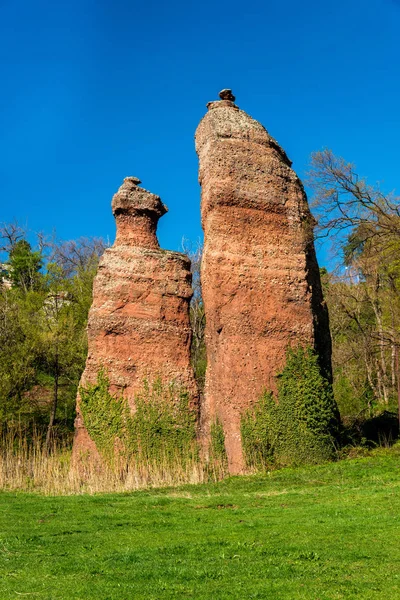 Belogradchik (Bulgaristan) - kayalar kırmızı renk kaya parçası Unesco Dünya Mirası Heykel Sergisi 