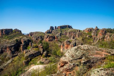 Belogradchik (Bulgaristan) - kayalar kırmızı renk kaya parçası Unesco Dünya Mirası Heykel Sergisi 
