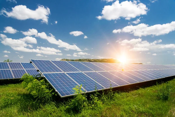 Paneles solares, fotovoltaicos - fuente de electricidad alternativa —  Fotos de Stock