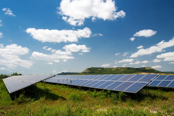 Solární panely, fotovoltaické - alternativní zdroj elektřiny — Stock fotografie