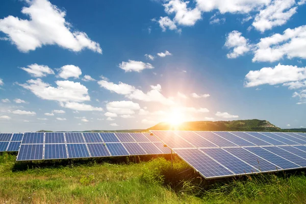 Panele słoneczne, fotowoltaiczne - alternatywne źródło energii elektrycznej — Zdjęcie stockowe