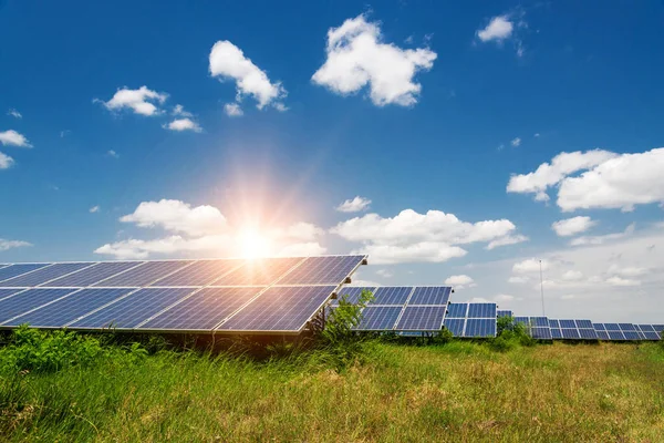 Solární panely, fotovoltaické - alternativní zdroj elektřiny — Stock fotografie