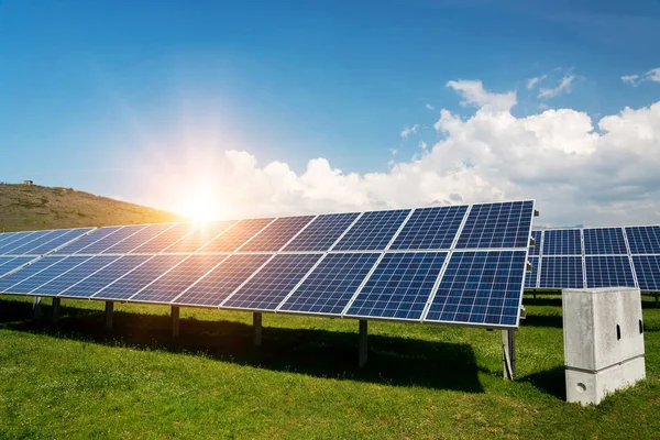 Panel słoneczny, energii elektrycznej fotowoltaiczne, alternatywne źródła - conc — Zdjęcie stockowe