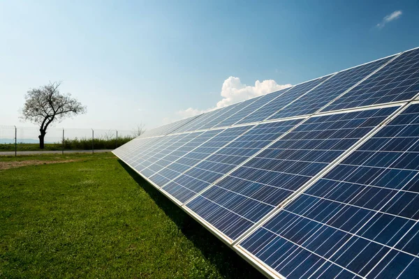 Panel solar, fotovoltaica, fuente de electricidad alternativa - concepto de recursos sostenibles —  Fotos de Stock