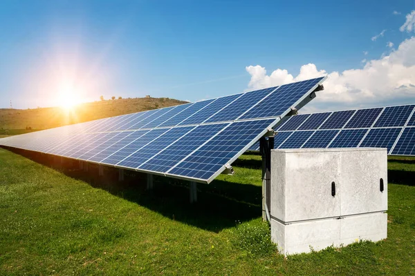 Paneles solares, fotovoltaica, fuente de electricidad alternativa - concepto de recursos sostenibles —  Fotos de Stock