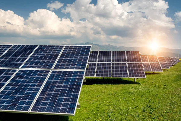 Panele słoneczne, fotowoltaika, alternatywna energia źródła - koncepcja zrównoważonego zasobów — Zdjęcie stockowe