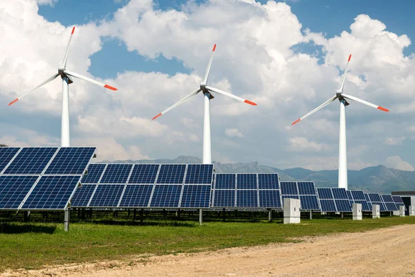 Fotocollage von Sonnenkollektoren und Windkraftanlagen, alternative Stromquelle - Konzept nachhaltiger Ressourcen Stockbild