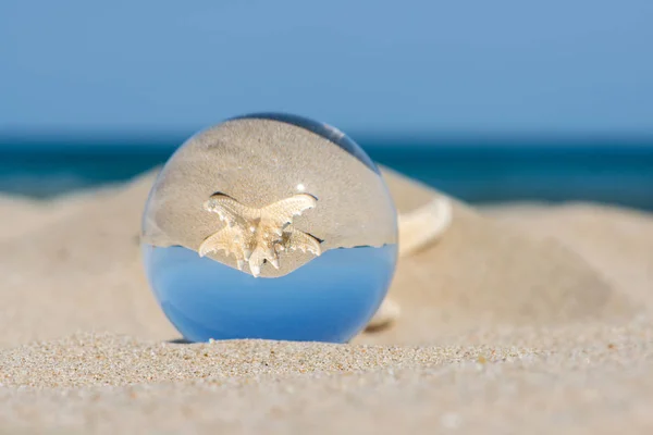 Lensball paisaje de vacaciones de verano con reflejo de estrellas de mar. Concepto de viaje y alquiler. Enfoque selectivo, espacio de copia . —  Fotos de Stock