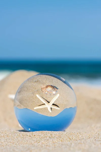 Lensball summer vacation landscape with starfish reflection. Travel and leasure concept. Selective focus, copy space. — Stock Photo, Image