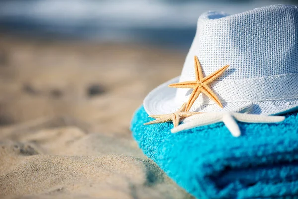 Summer Vacation Concept Towel Straw Hat Starfish Sandy Tropical Beach — Stock Photo, Image
