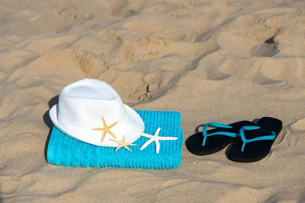 Summer Vacation Concept Towel Straw Hat Starfish Sandy Tropical Beach — Stock Photo, Image