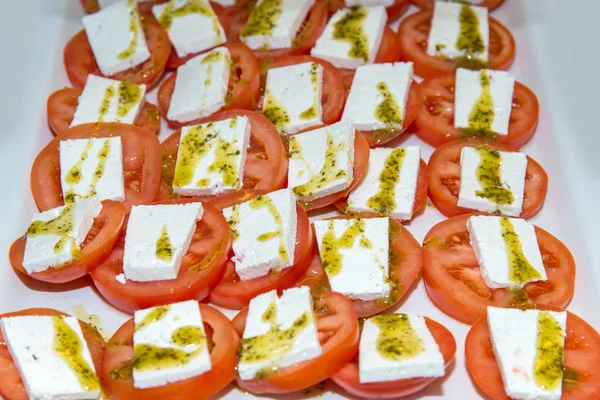 Nahaufnahme eines Salats aus Tomaten, Mozzarella und Pesto. Kapreze-Salat — Stockfoto