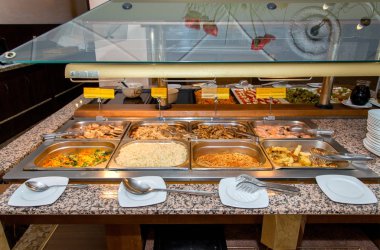 Otel restoranında açık büfe yemekleri. Mutfak büfesi. Kutlama partisi konsepti  