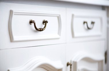 Klasik beyaz dolabın ayrıntıları - seçici odak, kopyalama alanı