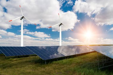 Fotoğraf kolaj güneş panelleri ve Rüzgar turbins - sürdürülebilir kaynaklar kavramı - görüntü