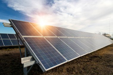 Güneş paneli, fotovoltaik, alternatif elektrik kaynağı - sürdürülebilir kaynaklar kavramı