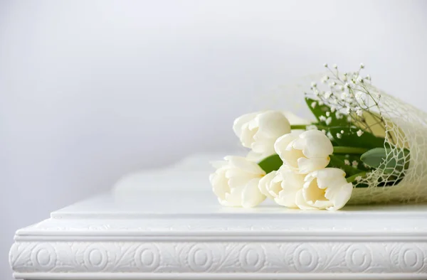 Букет Білих Тюльпанів Антикварних Білих Меблях Білий Фон Вибірковий Фокус — стокове фото