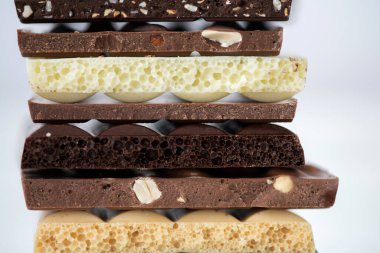 Fındık kakao tozu ve nane içeren farklı çikolata çeşitleri. Seçici odak noktası, beyaz arka plan.