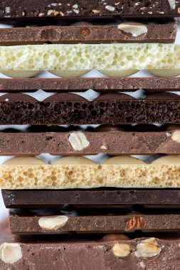 Fındık kakao tozu ve nane içeren farklı çikolata çeşitleri. Seçici odaklanma, aşırı yakın çekim.