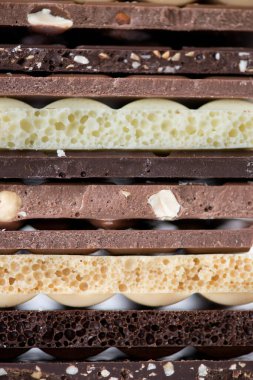 Fındık kakao tozu ve nane içeren farklı çikolata çeşitleri. Seçici odaklanma, aşırı yakın çekim.