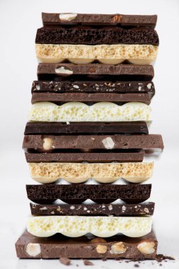 Fındık kakao tozu ve nane içeren farklı çikolata çeşitleri. Seçici odak noktası, beyaz arka plan.