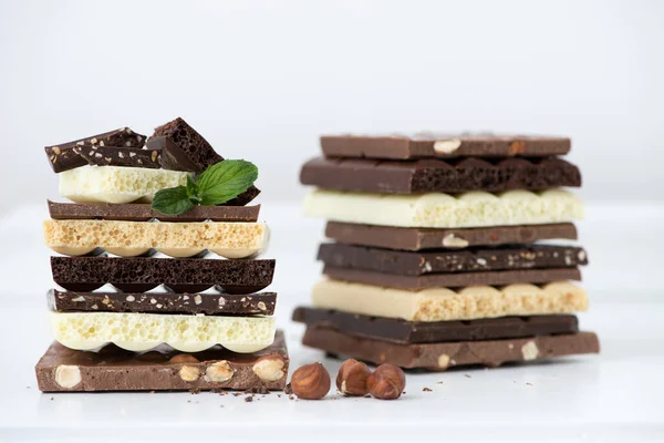 不同种类的巧克力 有坚果可可粉和薄荷选择焦点 白色背景 — 图库照片