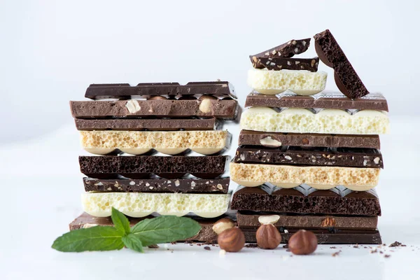 不同种类的巧克力 有坚果可可粉和薄荷选择焦点 白色背景 — 图库照片