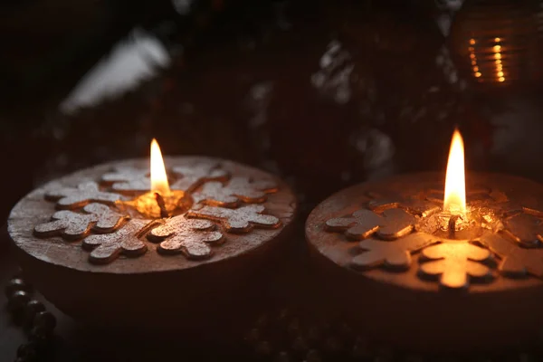 Silver julljus med snöflingor. — Stockfoto