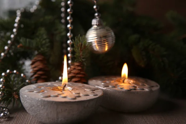 Decoração de árvore de Natal e velas . — Fotografia de Stock