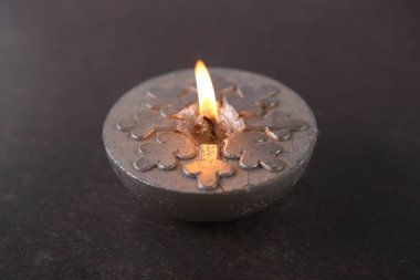 Kar taneleri ile gümüş mum