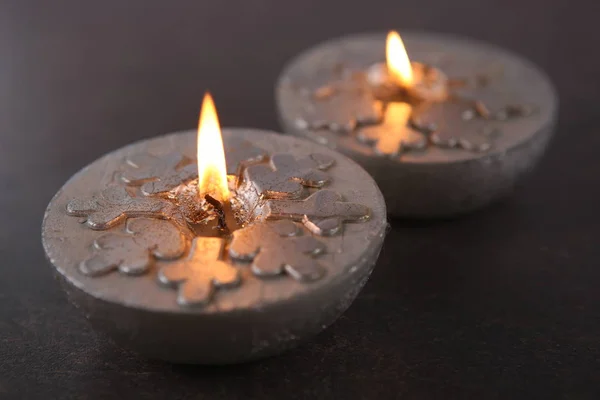 Серебряные свечи со снежинками — стоковое фото