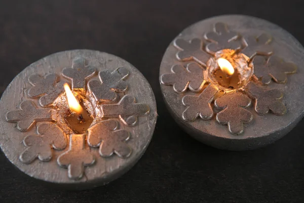 Zilveren kaarsen met sneeuwvlokken — Stockfoto