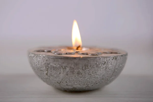 Серебряная свеча со снежинкой — стоковое фото