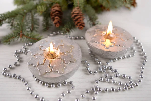 Velas de plata con copos de nieve — Foto de Stock