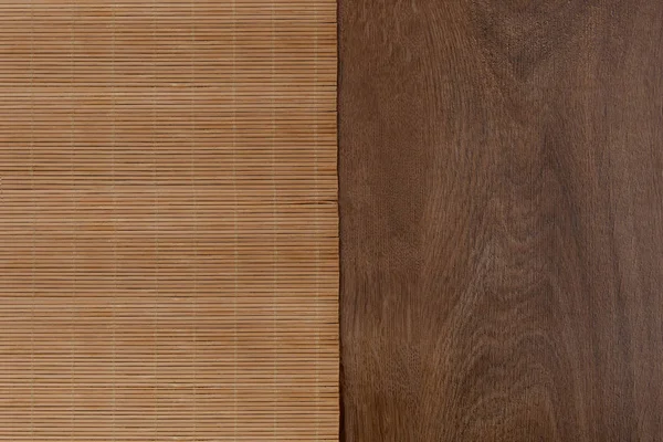 Бамбуковый коврик на деревянном столе. вид сверху . — стоковое фото