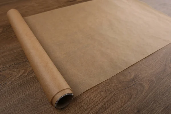 Pečící papír na dřevěné pozadí pohled shora. — Stock fotografie