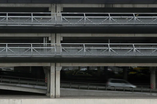 Parque de estacionamento de vários andares . — Fotografia de Stock