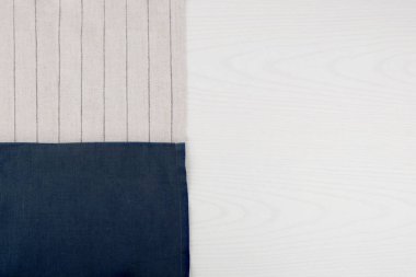 Sol taraftan peçete beyaz ahşap masa. 