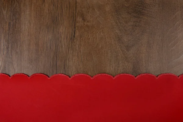 Красная скатерть на деревянном столе . — стоковое фото